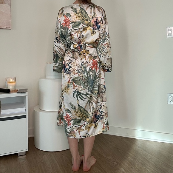 Perfect as a pool pareo, beach cover-up, or luxurious lounge robe. - Picture 6 of 10